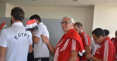 بالصور.. كوبر وحازم إمام يحفزان لاعبى المنتخب بـ"علم مصر"