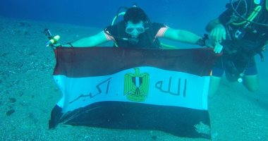 بالصور.. شباب يحتفلون بانتصارات أكتوبر تحت المياه فى "دهب"