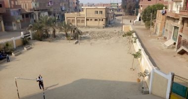بالصور..مدرسة عثمان بن عفان بالشرقية بدون "سور" بعد هدم المبنى المجاور لها