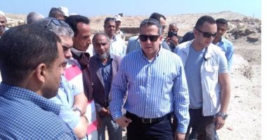 وزير الآثار يفاجأ بالكلاب والحيوانات داخل متحف أهناسيا ببنى سويف