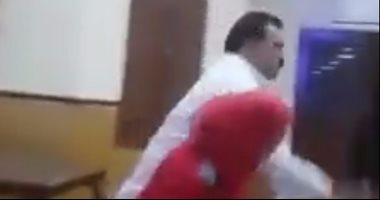 تداول فيديو منسوب لممرض بالقصر العينى يضرب سيدة بعد تصديها لتحرشه