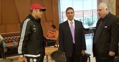 سفير مصر فى فندق المنتخب للاطمئنان على بعثة الفراعنة
