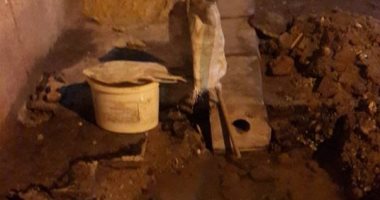 بالصور.. كسر فى ماسورة مياه يغرق شارع محمود الليثى فى الأميرية