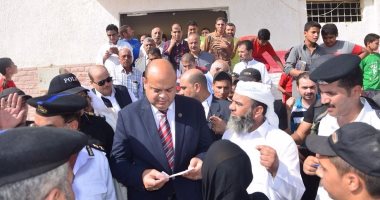 محافظ مطروح يخاطب النقل لسرعة إنهاء إنشاء جسرين بـ 50 مليون جنيه