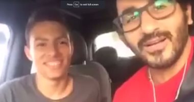 بالفيديو.. أحمد حلمى يوصل أحد معجبيه إلى الدرس بعد لقائه معه صدفة