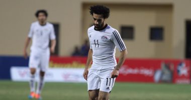 ثلج على قدم محمد صلاح بسبب كدمة الكونغو