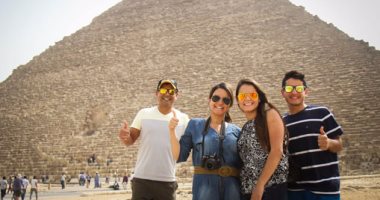 1000 سائح يرفضون تحذيرات سفارتهم ويزورون الأهرامات
