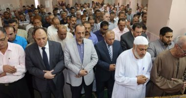 بالصور.. محافظ المنوفية يتقدم جنازة النائبه أميرة رفعت