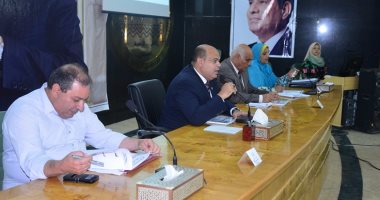 محافظ مطروح يؤكد أهمية استقرار العملية التعليمية ومراعاة الحالة الإنسانية للمدرسين