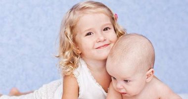 5 نصائح لاستيعاب غيرة طفلك الأول من المولود الجديد