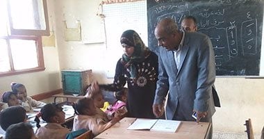 بالصور.. وكيل تعليم الأقصر يتفقد مدارس أرمنت ويطالب بتفعيل السبورة الذكية
