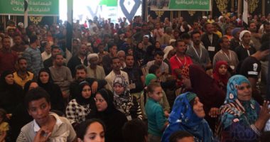 بالصور.. أهالى عزبة النصارى يستقبلون أبو هشيمة بالزغاريد خلال افتتاح القرية