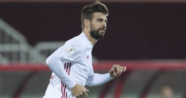 بعد واقعة الأكمام.. بالصور.. 5 قصص مفتعلة بطلها "بيكيه" مع منتخب إسبانيا