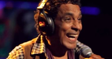 بالفيديو.. الكينج يستقبل بطل الأثقال عمرو فاروق على المسرح..ويؤكد: "الأمل موجود"