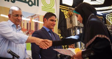 أبو هشيمة يوزع إعانات مالية لطلاب مدرسة الإعدادية بنين بسمالوط