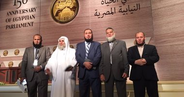 نواب "النور" يلتقطون صورًا تذكارية أمام منصة قاعة مؤتمرات شرم الشيخ