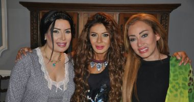 بالصور.. أسرة "ستات قادرة" تحتفل بعيد ميلاد نجلاء بدر فى موقع تصوير المسلسل
