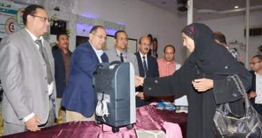 محافظ سوهاج يوزع 59 سماعة طبية على المرضى فى حفل لنقابة الأطباء