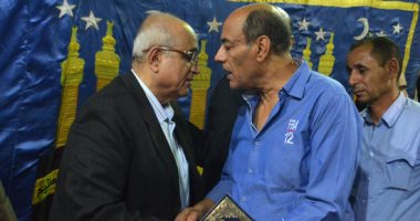 بالصور.. نقيب الممثلين و "نجوم الفن" فى عزاء والدة المخرج مصطفى الشال