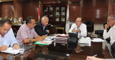 محافظ بنى سويف يناقش تحسين مشروعات الصرف الصحى 