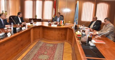 محافظ أسيوط:إنشاء قاعدة بيانات لربط مقدمى الخدمة الصحية بالمحافظة