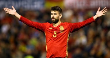 "أس" تعتذر لبيكيه بعد افتعال قصة أكمام قميص منتخب إسبانيا