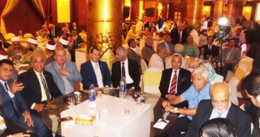 بالصور.. محافظ بورسعيد يقدم التحية العسكرية لـلمحافظ الأسبق
