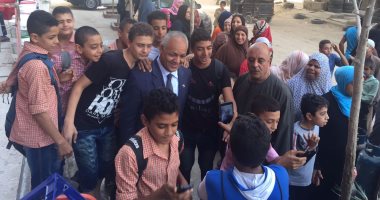مصطفى بكرى يشارك فى حملة "الأنبوبة حتى باب بيتك" بحلوان