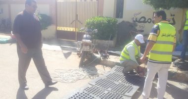 تركيب مطبات كاوتشوك أمام المدارس وفى تقاطعات الطرق بالوادى الجديد