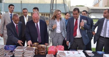 بالصور.. حلمى النمنم يتفقد معرض الحرف التراثية لمحافظة الوادى الجديد