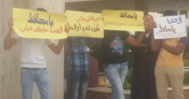 بالصور.. 21 أسرة تتضرر من هدم عقار بالدقهلية من طابق واحد و8 محلات