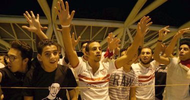 جماهير الزمالك تودع فريقها بالمطار قبل توجهه لخوض النهائى الأفريقى