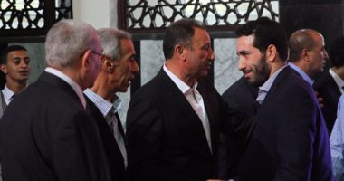 بالصور.. أبوتريكة وحسن حمدى وإيهاب طلعت وشلتوت فى عزاء شقيقة الخطيب