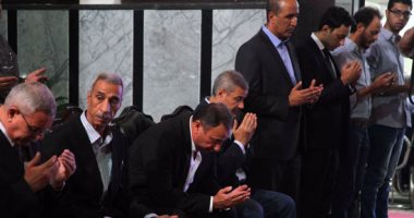 بالصور.. وزير الداخلية الأسبق يحضر عزاء شقيقة الخطيب