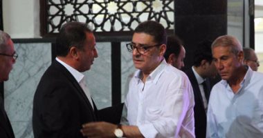 بالصور.. محمود طاهر ووزير القوى العاملة فى عزاء "شقيقة" الخطيب