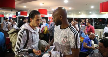 بالصور.. التفاؤل يسيطر على لاعبى الزمالك فى المطار