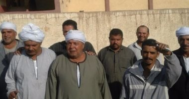 بالصور.. أهالى بالشرقية يغلقون مدرسة بالجنازير احتجاجا على نقل معلمين