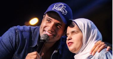 المطرب محمد نور ينشر صورة مع فتاة كفيفة على أنستجرام