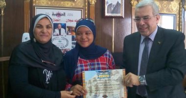 وكيل "تعليم القليوبية" يكرم الطالبة المثالية على مستوى المحافظة