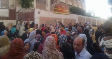 بالصور.. أولياء أمور تلاميذ مدرسة بشبرا يرفضون نقل أطفالهم لمدارس أخرى