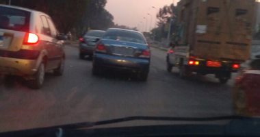 قارئ يرصد سيارة بدون لوحات معدنية على طريق الواحات
