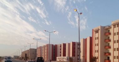 قارئ يرصد أعمدة مضاءة نهارا فى مدينة العاشر من رمضان 