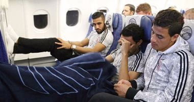 أيمن حفنى وعلى جبر وجنش "تخصص نوم" فى طائرة الزمالك 