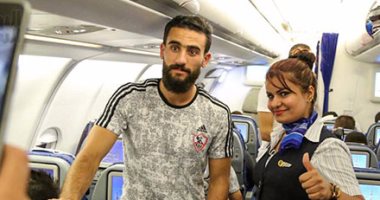 باسم مرسى يلتقط صورة تذكارية مع المضيفة على طائرة الزمالك 