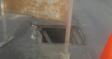 بالصور.. كسر ببالوعة صرف يتسبب فى أزمة مرورية بشارع رمسيس
