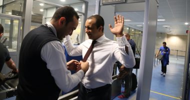 بالصور.. رئيس بعثة الزمالك يخضع للتفتيش بالمطار قبل السفر لجنوب أفريقيا