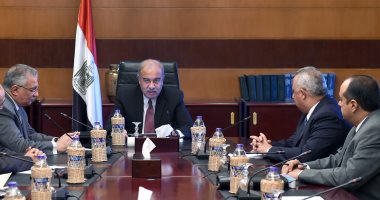 رئيس الوزراء يلتقى عدد من كبار خبراء الاقتصاد للاستماع لرؤيتهم