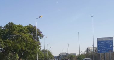 بالصور.. أعمدة الإنارة مضاءة نهارا بمطار القاهرة الدولى
