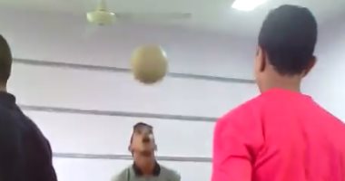 بالفيديو.. مباراة كرة داخل فصل بمدرسة صفية زغلول بكرداسة فى محافظة الجيزة