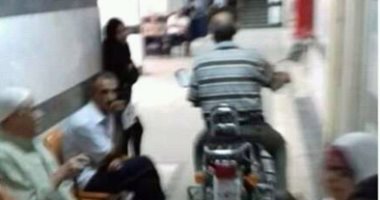 بالصور... "موتوسيكل" داخل عيادة التأمين الصحى فى سمنود بالغربية